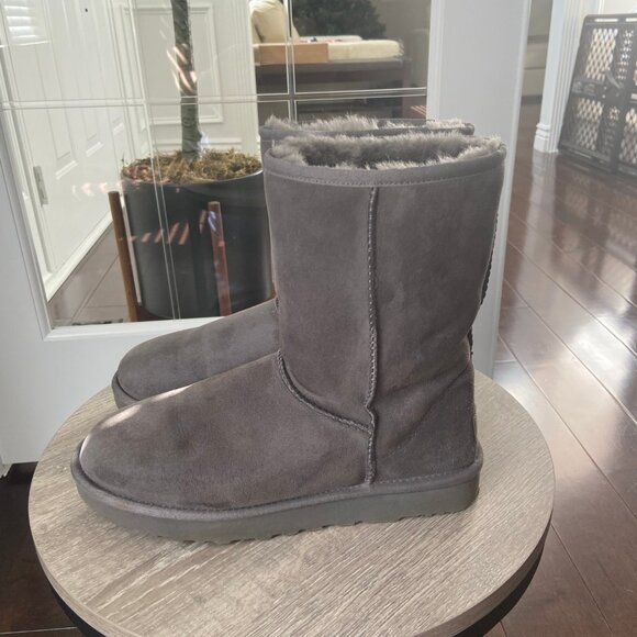 UGG Classic Short II in Grey / Size 9 / #1016233 / Gently Used - Picture 4 of 10